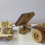 Holzfahrzeuge mit unterschiedlicher Lenkungskonzeption der Vorderachse