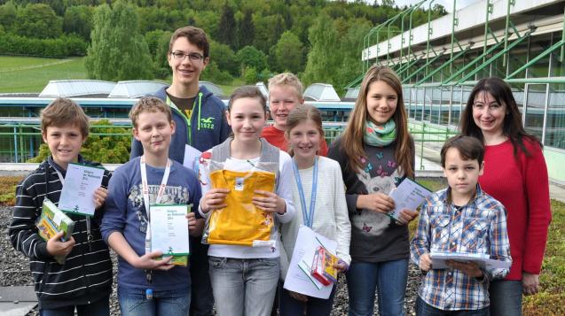 Tobias Schied, Jan Wittl, Lorenz Walther, Louisa Bornschein, Dominik Eder, Sarah Dömel, Maja Wietschorke, Daniel Lutsch (v.l.n.r.) und Organisatorin Frau Assem (Foto: Ki)