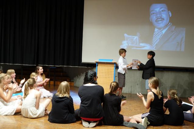 Schülerinnen und Schüler des Unterstufenchors bei Proben zum Musical 