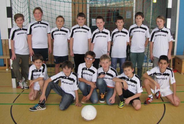 Das Bild zeigt die stolzen Teilnehmer am Kinderfußballtag