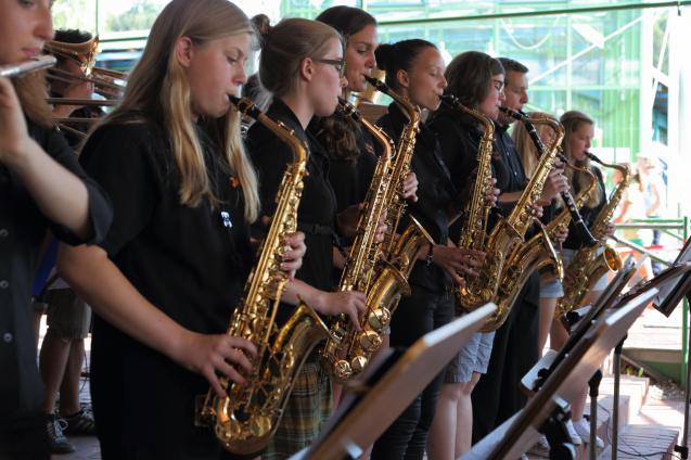 Musikalischer Beitrag der  WeG-Jazzband beim Schulfest