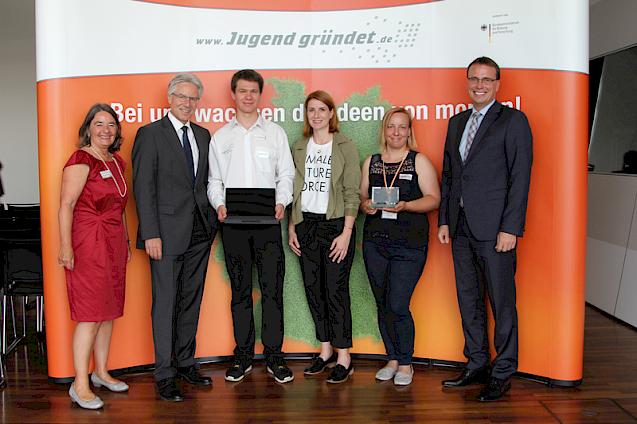 v.l.n.r: Prof. Dr. Burkhardt-Reich (Jugend gründet), Andreas Hoffner (Fa. Porsche), Preisträger Sjard Braun (JG 2), Pina Kehren (Fa. Microsoft), Conny Löffler (WeG); Foto: www.jugend-gruendet.de