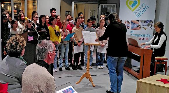 Unterstufenchor singt im Klinikum Heidenheim